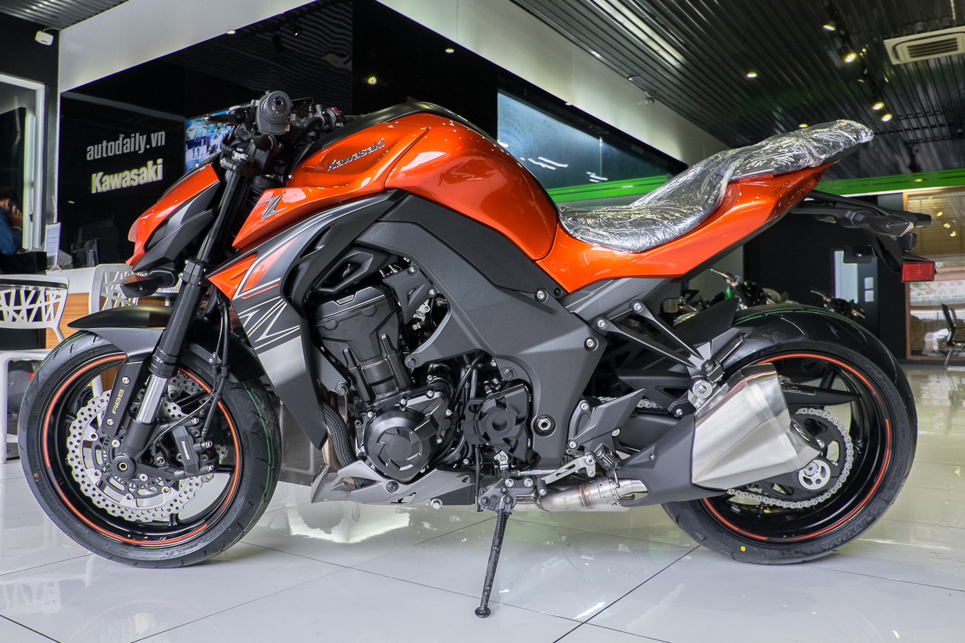 Xem thêm ảnh mẫu naked bike Kawasaki Z1000 2017